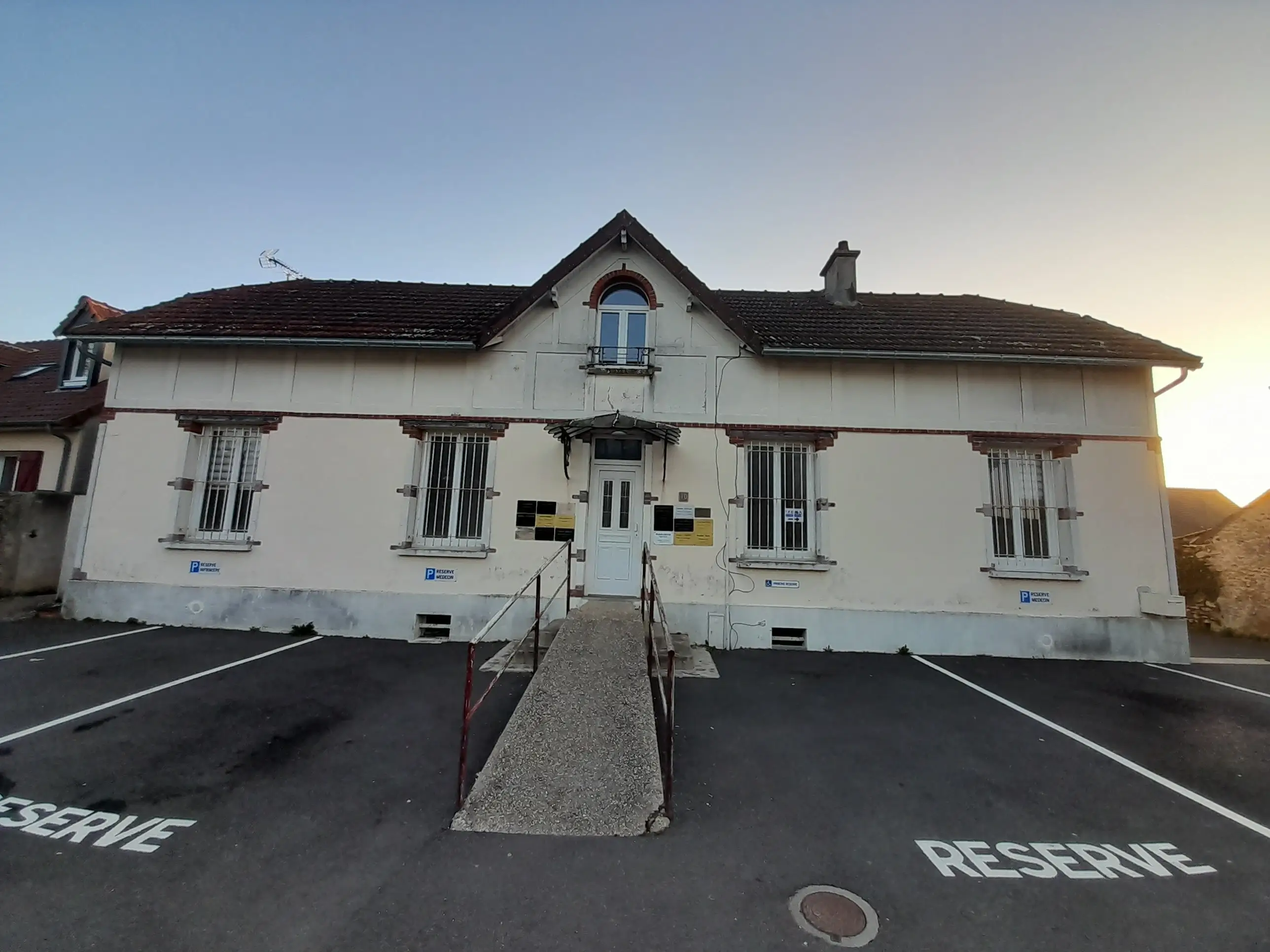 Façade avant de la maison de santé de Auneau-Bleury-Saint-Symphorien