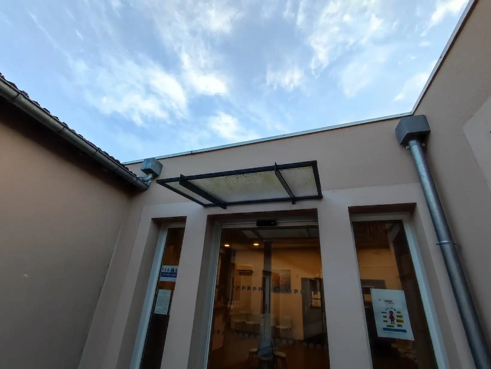 Entrée PMR de la maison de santé d’Auneau-Bleury-Saint-Symphorien